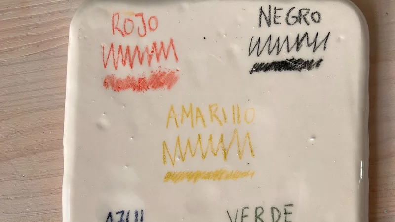 Nati muestra cómo se usan los lápices cerámicos sobre una pieza