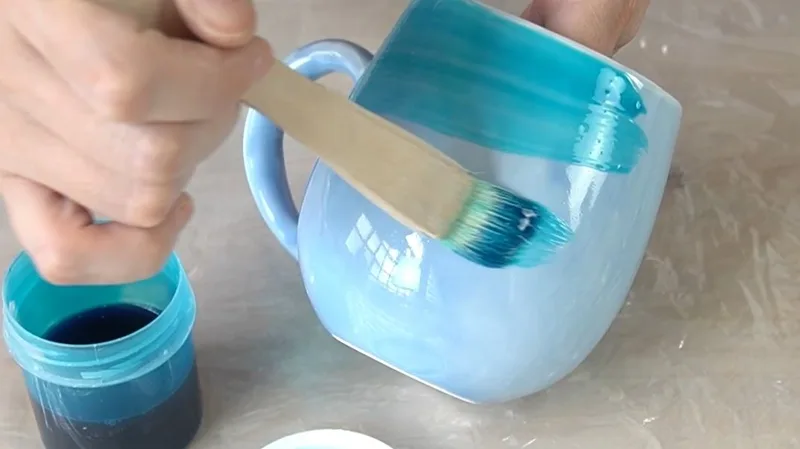 Nati muestra paso a paso cómo aplicar el lustre arcoiris en una pieza esmaltada