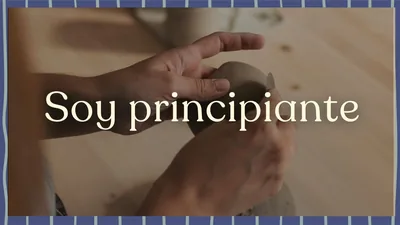 Manos modelando una pieza de cerámica