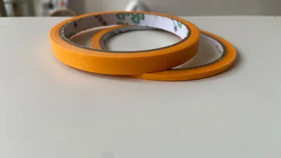 Los dos rollos de cinta de reserva naranja, de 9 mm y de 3 mm