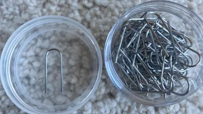 Ganchos de alambre kanthal colocados en piezas de cerámica colgantes